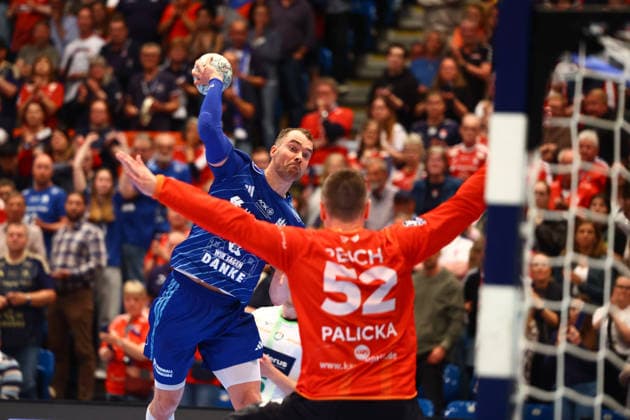 Handball I Herren I Saison 2025 2026 I Bundesliga I 33. Spieltag I HSV Hamburg - HSG Wetzlar I 04.06.2026 Casper Ulrich Mortensen (51, HSV Hamburg) mit seinem letztem Tor in Hamburg, Andreas Palicka (52, HSG Wetzlar) Hamburg Alsterdorfer Sporthalle Hamburg Deutschland Copyright: xLobeca RalfxHomburgx
