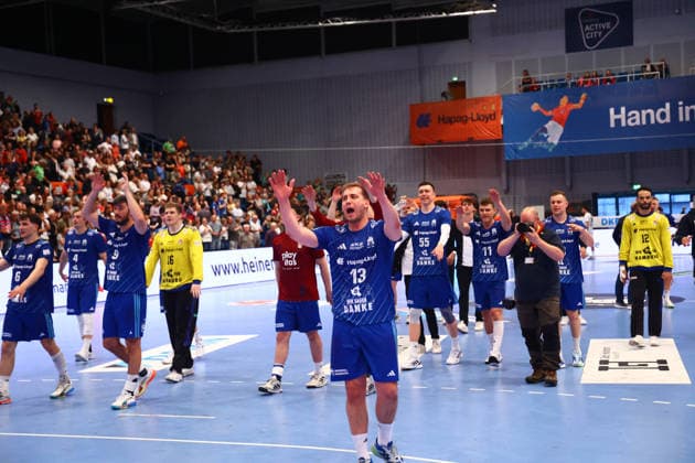 Handball I Herren I Saison 2025 2026 I Bundesliga I 33. Spieltag I HSV Hamburg - HSG Wetzlar I 04.06.2026 Niklas Weller (13, HSV Hamburg) und die Mannschaft bedankt sich bei den Fans Hamburg Alsterdorfer Sporthalle Hamburg Deutschland Copyright: xLobeca RalfxHomburgx