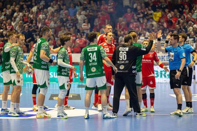 DAIKIN Handball Bundesliga, Kassel, MT Melsungen vs. Fuechse Berlin, Rothenbach-Halle Kassel; 04.06.2026 DAIKIN Handball Bundesliga, Kassel, Germany - 04.06.2026: Spieler beider Mannschaften mit den Schiedsrichtern vor dem Spiel, Handball Bundesliga, Spiel der MT Melsungen vs. Fuechse Berlin, Rothenbach-Halle Kassel Copyright: xBEAUTIFULxSPORTS Freudensteinx