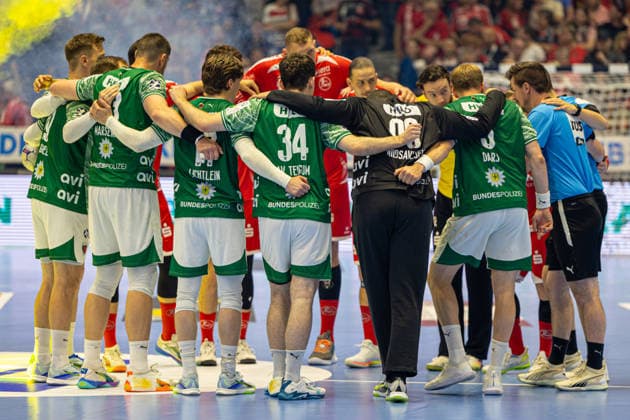 DAIKIN Handball Bundesliga, Kassel, MT Melsungen vs. Fuechse Berlin, Rothenbach-Halle Kassel; 04.06.2026 DAIKIN Handball Bundesliga, Kassel, Germany - 04.06.2026: Spieler beider Mannschaften mit den Schiedsrichtern vor dem Spiel, Handball Bundesliga, Spiel der MT Melsungen vs. Fuechse Berlin, Rothenbach-Halle Kassel Copyright: xBEAUTIFULxSPORTS Freudensteinx