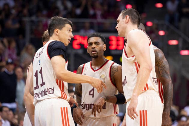 Xavier RATHAN-MAYES (FCB 4, mi.) bespricht sich mit Vladimir LUCIC (FCB 11, li.) und Johannes VOIGTMANN (FCB 7, re.). Endstand 57:77, Basketball 1.Bundesliga Telekom Baskets Bonn-FC Bayern Muenchen Basketball (München) BON vs FCB Playoffs, Halbfinale, 3. Spiel, im T E L E K O M D O M E, am 27.05.2026, Â