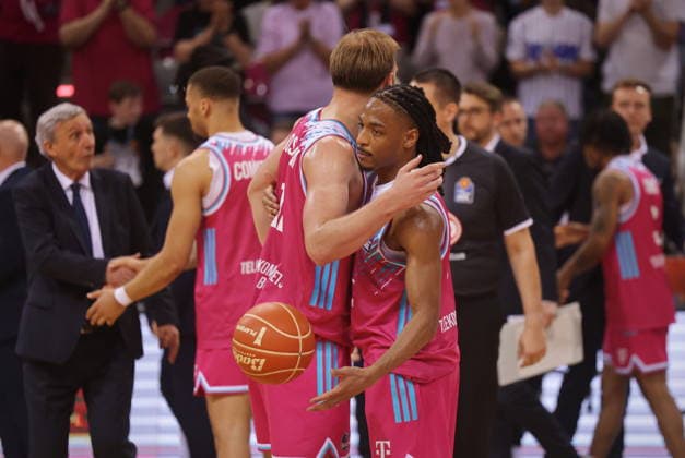 Saisonende für die Telekom Baskets Bonn nach Niederlage vs. FC Bayern München (Muenchen) Basketball Jalen Finch, Melvin Jostmann Playoffs Halbfinale Spiel 3 - Saison 2025 26