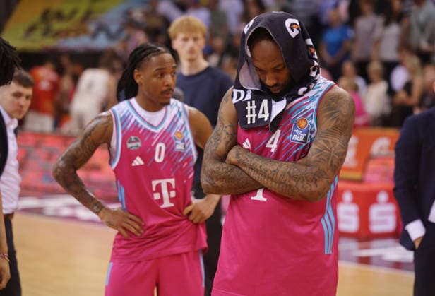 Saisonende für die Telekom Baskets Bonn nach Niederlage vs. FC Bayern München (Muenchen) Basketball Jeff Garrett, Jalen Finch Playoffs Halbfinale Spiel 3 - Saison 2025 26