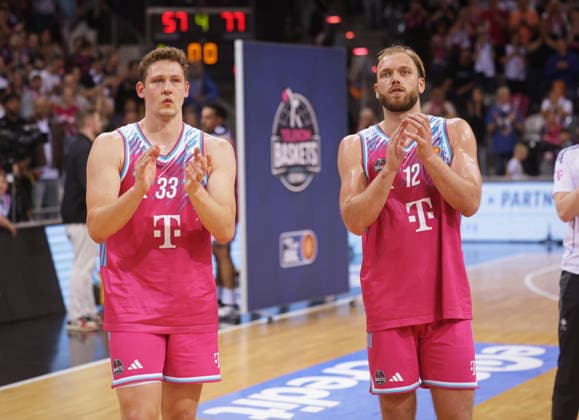 Saisonende für die Telekom Baskets Bonn nach Niederlage vs. FC Bayern München (Muenchen) Basketball Patrick Heckmann, Melvin Jostmann Playoffs Halbfinale Spiel 3 - Saison 2025 26
