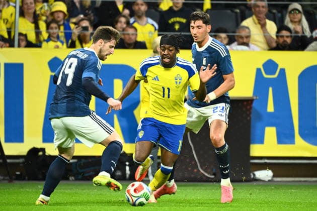 STOCKHOLM, SVERIGE 20260604 Sveriges Anthony Elanga mellan Greklands Giorgos Kiriakopoulos och Greklands Nectarios Triantis under torsdagens träningslandskamp i fotboll mellan Sverige och Grekland pa Strawberry arena inför fotbolls-VM i sommar. STOCKHOLM SVERIGE x10090x Copyright: xClaudioxBresciani TTx LANDSKAMP SVERIGE-GREKLAND