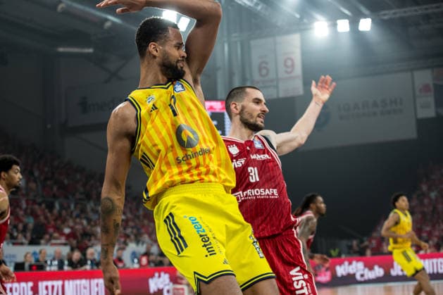 Bamberg, Deutschland 04. Juni 2026: 1. BBL Playoff Halbfinale - 2025 2026 - Sp. 3 - Bamberg Baskets gegen Alba Berlin Im Bild: v. li. Norris Agbakoko (Berlin) und Daniel Keppeler (Bamberg) Brose Arena Bayern Copyright: xFotostandx xSchmittx