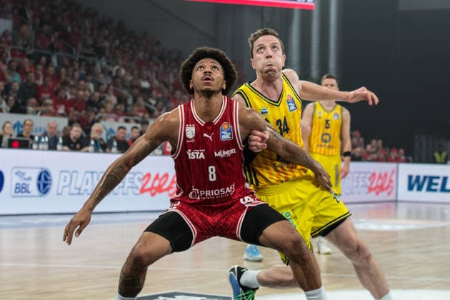 Bamberg, Deutschland 04. Juni 2026: 1. BBL Playoff Halbfinale - 2025 2026 - Sp. 3 - Bamberg Baskets gegen Alba Berlin Im Bild: v. li. Demarcus Demonia (Bamberg) und Justin Bean (Berlin) Brose Arena Bayern Copyright: xFotostandx xSchmittx