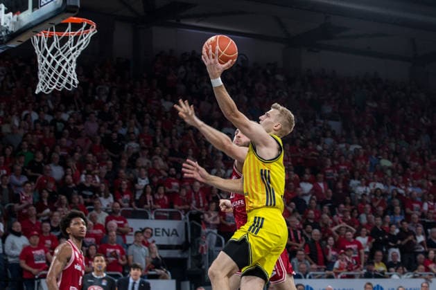 Bamberg, Deutschland 04. Juni 2026: 1. BBL Playoff Halbfinale - 2025 2026 - Sp. 3 - Bamberg Baskets gegen Alba Berlin Im Bild: v.li. Moritz Krimmer (Bamberg) gegen Sam Griesel (Berlin) Brose Arena Bayern Copyright: xFotostandx xSchmittx