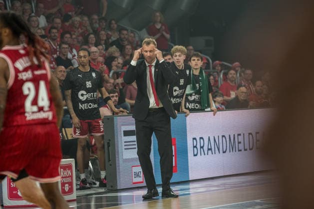 Bamberg, Deutschland 04. Juni 2026: 1. BBL Playoff Halbfinale - 2025 2026 - Sp. 3 - Bamberg Baskets gegen Alba Berlin Im Bild: Trainer Anton Gavel (Bamberg) gestikuliert mit den Händen an den Kopf Brose Arena Bayern Copyright: xFotostandx xSchmittx