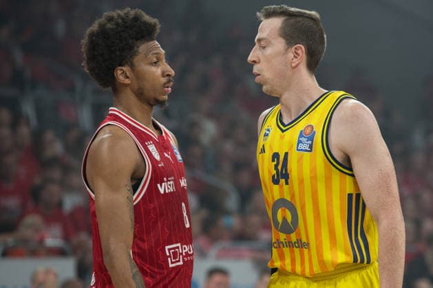 Bamberg, Deutschland 04. Juni 2026: 1. BBL Playoff Halbfinale - 2025 2026 - Sp. 3 - Bamberg Baskets gegen Alba Berlin Im Bild: v. li. Demarcus Demonia (Bamberg) und Justin Bean (Berlin) im Wortgefecht Brose Arena Bayern Copyright: xFotostandx xSchmittx