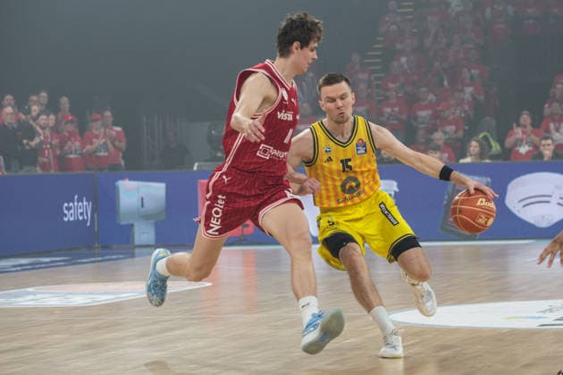 Bamberg, Deutschland 04. Juni 2026: 1. BBL Playoff Halbfinale - 2025 2026 - Sp. 3 - Bamberg Baskets gegen Alba Berlin Im Bild: v. li. Richard Balint (Bamberg) und Martin Hermannsson (Berlin) Brose Arena Bayern Copyright: xFotostandx xSchmittx