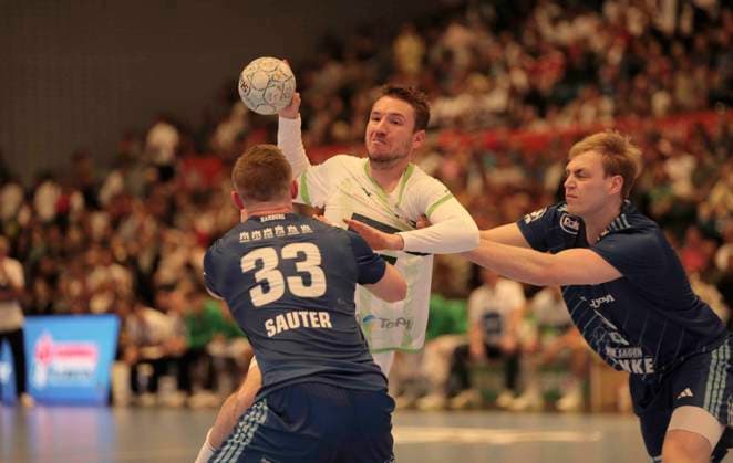 Foto : Dominik MAPPES ( Wetzlar ) gegen Einar OLAFSSON ( HSV ) und Moritz SAUTER (33) Handball Herren 1. Bundesliga 33. Spieltag am Do. 04.06.2026 HSV Handball - HSG Wetzlar