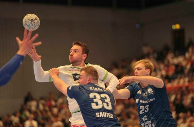 Foto : Dominik MAPPES ( Wetzlar ) gegen Einar OLAFSSON ( HSV ) und Moritz SAUTER (33) Handball Herren 1. Bundesliga 33. Spieltag am Do. 04.06.2026 HSV Handball - HSG Wetzlar