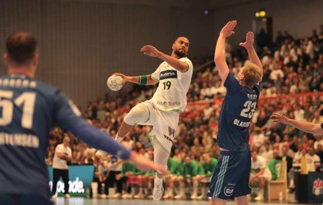Foto : Torwurf von ... Philipp AHOUANSOU ( Wetzlar ) gegen Einar OLAFSSON ( HSV ) Handball Herren 1. Bundesliga 33. Spieltag am Do. 04.06.2026 HSV Handball - HSG Wetzlar