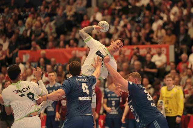 Foto : Torwurf von .... Jona SCHOCH ( Wetzlar ) gegen Moritz SAUTER und Andreas MAGAARD ( HSV ) Handball Herren 1. Bundesliga 33. Spieltag am Do. 04.06.2026 HSV Handball - HSG Wetzlar