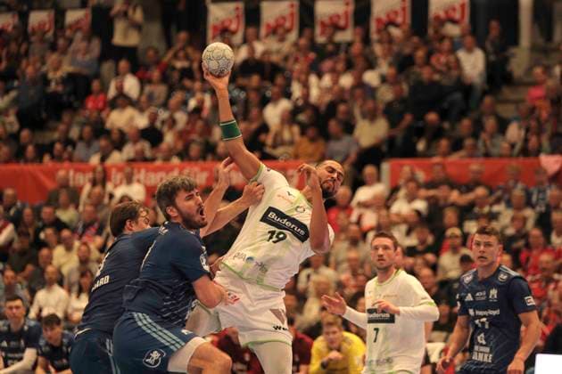 Foto : Torwurf von .... Philipp AHOUANSOU ( Wetzlar ) gegen Jacob Arenth LASSEN ( HSV ) Handball Herren 1. Bundesliga 33. Spieltag am Do. 04.06.2026 HSV Handball - HSG Wetzlar