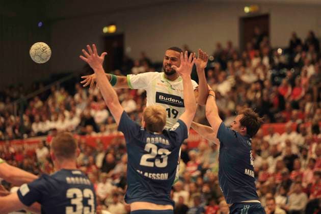 Foto : Philipp AHOUANSOU ( Wetzlar ) wirft gegen Einar OLAFSSON und rechts ... Andreas MAGAARD ( HSV ) Handball Herren 1. Bundesliga 33. Spieltag am Do. 04.06.2026 HSV Handball - HSG Wetzlar