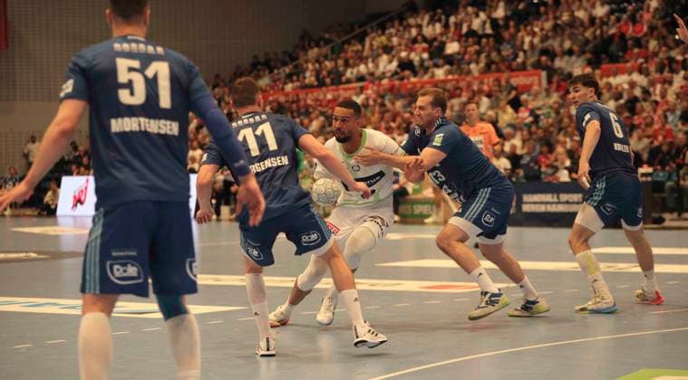 Foto : Philipp AHOUANSOU ( Wetzlar ) gegen Nicolaj Jorgensen (11) und rechts ... Niklas WELLER ( HSV ) Handball Herren 1. Bundesliga 33. Spieltag am Do. 04.06.2026 HSV Handball - HSG Wetzlar