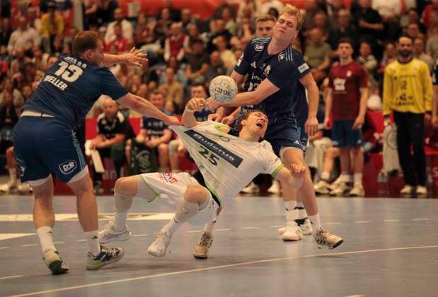 Foto : Justin MÜLLER ( Wetzlar ) wirft gegen Einar OLAFSSON und links ... Niklas WELLER ( HSV ) Handball Herren 1. Bundesliga 33. Spieltag am Do. 04.06.2026 HSV Handball - HSG Wetzlar