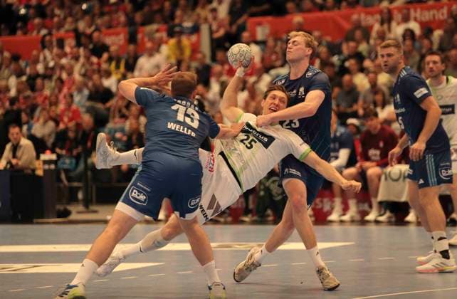 Foto : Justin MÜLLER ( Wetzlar ) wirft gegen Einar OLAFSSON und links ... Niklas WELLER ( HSV ) Handball Herren 1. Bundesliga 33. Spieltag am Do. 04.06.2026 HSV Handball - HSG Wetzlar