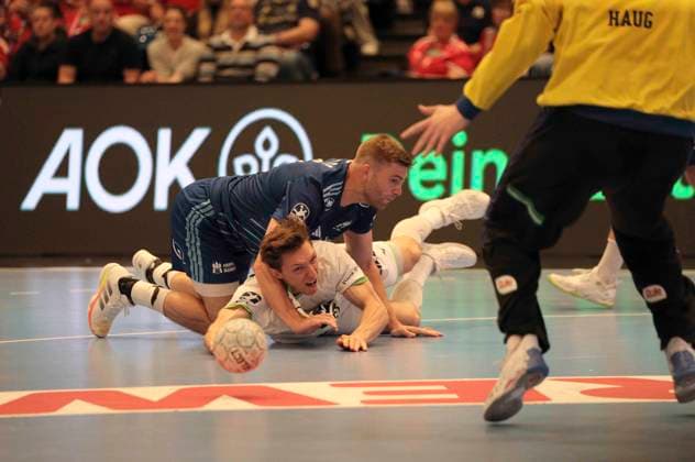 Foto : Justin MÜLLER ( Wetzlar ) wirft gegen Oliver NORLYK ( HSV ) Handball Herren 1. Bundesliga 33. Spieltag am Do. 04.06.2026 HSV Handball - HSG Wetzlar
