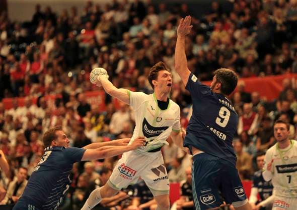 Foto : Justin MÜLLER ( Wetzlar ) wirft gegen Jacob Arenth LASSEN (rechts) und Niklas WELLER ( HSV ) Handball Herren 1. Bundesliga 33. Spieltag am Do. 04.06.2026 HSV Handball - HSG Wetzlar