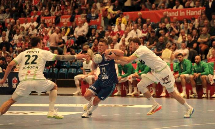 Foto : Nicolaj Jorgensen ( HSV ) wirft gegen Jona SCHOCH ( Wetzlar ) und rechts ... Niklas THEISS Theiß ( Wetzlar ) Handball Herren 1. Bundesliga 33. Spieltag am Do. 04.06.2026 HSV Handball - HSG Wetzlar