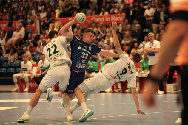 Foto : Moritz SAUTER ( HSV ) wirft gegen Jona SCHOCH ( Wetzlar ) und rechts ... Niklas THEISS Theiß ( Wetzlar ) Handball Herren 1. Bundesliga 33. Spieltag am Do. 04.06.2026 HSV Handball - HSG Wetzlar