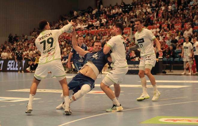 Foto : Torwurf von .... Andreas MAGAARD ( HSV ) gegen Ahmed NAFEA ( Wetzlar , links) und Josip SIMIC ( Wetzlar ) Handball Herren 1. Bundesliga 33. Spieltag am Do. 04.06.2026 HSV Handball - HSG Wetzlar
