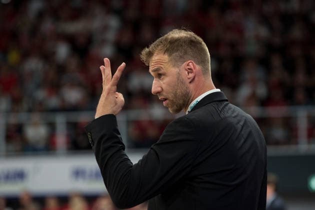 Bamberg, Deutschland 04. Juni 2026: 1. BBL Playoff Halbfinale - 2025 2026 - Sp. 3 - Bamberg Baskets gegen Alba Berlin Im Bild: Trainer Anton Gavel (Bamberg) zeigt das System an Brose Arena Bayern Copyright: xFotostandx xSchmittx