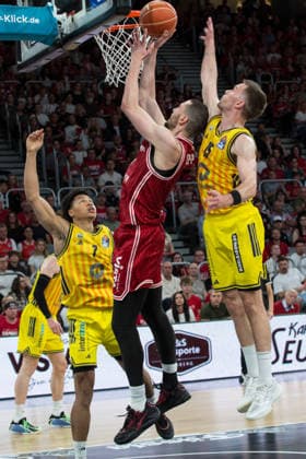 Bamberg, Deutschland 04. Juni 2026: 1. BBL Playoff Halbfinale - 2025 2026 - Sp. 3 - Bamberg Baskets gegen Alba Berlin Im Bild: v. li. Jack Kayil (Berlin), Daniel Keppeler (Bamberg) und Martin Hermannsson (Berlin) Brose Arena Bayern Copyright: xFotostandx xSchmittx