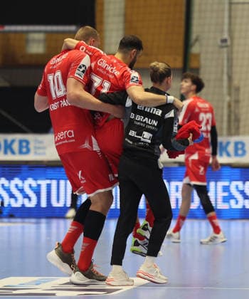 GER HBL Saison 2025 2026 MT Melsungen vs. FÜCHSE Berlin, 04.06.26, ROTHENBACH-HALLE, Kassel Mohamed Amine DARMOUL (MT Melsungen 71) wird von Dainis KRISTOPANS (MT Melsungen 10) und der Physiotherapeutin vom Platz gebracht, Verletzung