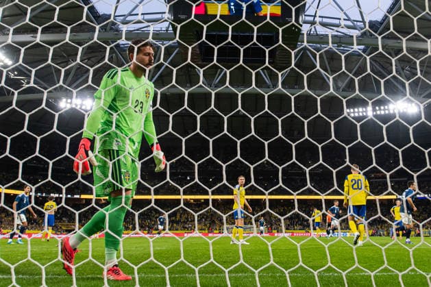 260604 Goalkeeper Kristoffer Nordfeldt, Carl Starfelt and Eric Smith of Sweden look dejected after the 2-2 goal during the International Friendly, Länderspiel, Nationalmannschaft football match between Sweden and Greece on June 4, 2026 in Stockholm. Photo: Maxim ThorÃ BILDBYRAN kod MT JM0822 bbeng fotboll football soccer fotball träningslandskamp international friendly sverige sweden sverige a grekland greece depp Copyright: MAXIMxTHORE BB260604MT086