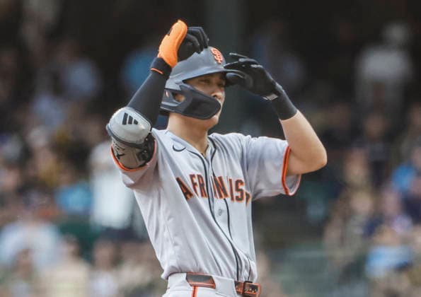 San Francisco Giants right fielder Jung Hoo Lee reacts afteer hitting an RBI double in the third inning of the MLB, Baseball Herren, USA game between the San Francisco Giants and the Milwaukee Brewers at American Family Field in Milwaukee, Wisconsin on Thursday, June 4, 2026.  MIL20260604813 TANNENxMAURY
