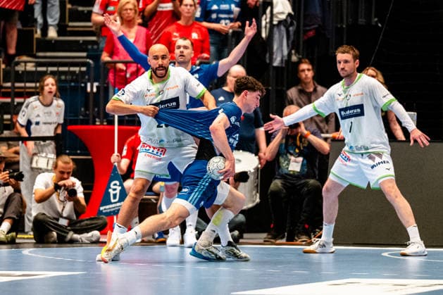 04.06.2026, xdobgx, Handball Daikin HBL, Handball Verein Hamburg - HSG Wetzlar v.l. David Cyrill Akakpo (HSG Wetzlar, 20), Elias Kofler (Handball Sport Verein Hamburg, 6) am Ball, plays the ball Hamburg