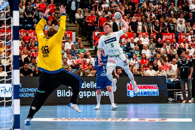 04.06.2026, xdobgx, Handball Daikin HBL, Handball Verein Hamburg - HSG Wetzlar v.l. Robin Paulsen Haug (Handball Sport Verein Hamburg, 16), Tristan Kirschner (HSG Wetzlar, 5) beim Wurf, in action, throwing Hamburg