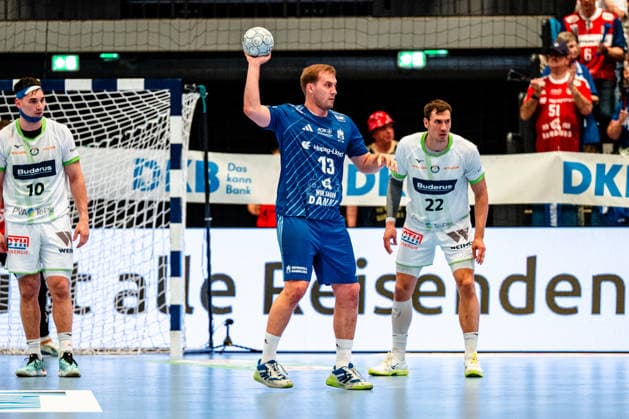 04.06.2026, xdobgx, Handball Daikin HBL, Handball Verein Hamburg - HSG Wetzlar v.l. Niklas Weller (Handball Sport Verein Hamburg, 13) am Ball, plays the ball Hamburg