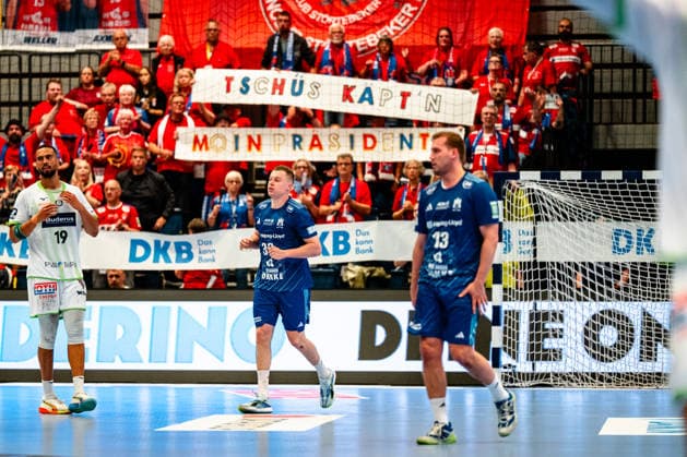 04.06.2026, xdobgx, Handball Daikin HBL, Handball Verein Hamburg - HSG Wetzlar v.l. Moritz Sauter (Handball Sport Verein Hamburg, 33), Niklas Weller (Handball Sport Verein Hamburg, 13), Botschaft der Fans für Niklas Weller Hamburg