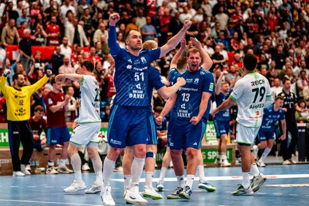 04.06.2026, xdobgx, Handball Daikin HBL, Handball Verein Hamburg - HSG Wetzlar v.l. Casper Ulrich Mortensen (Handball Sport Verein Hamburg, 51), Niklas Weller (Handball Sport Verein Hamburg, 13) Jubel ueber den Sieg, Jubel nach Spielende Hamburg