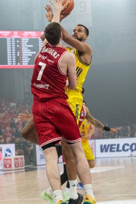 Bamberg, Deutschland 04. Juni 2026: 1. BBL Playoff Halbfinale - 2025 2026 - Sp. 3 - Bamberg Baskets gegen Alba Berlin Im Bild: Norris Agbakoko (Berlin) legt über Richard Balint (Bamberg) den Ball in den Korb Brose Arena Bayern Copyright: xFotostandx xSchmittx