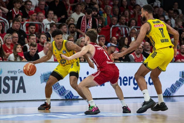 Bamberg, Deutschland 04. Juni 2026: 1. BBL Playoff Halbfinale - 2025 2026 - Sp. 3 - Bamberg Baskets gegen Alba Berlin Im Bild: v. li. Jack Kayil (Berlin) gegen Zachary Ensminger (Bamberg) Brose Arena Bayern Copyright: xFotostandx xSchmittx