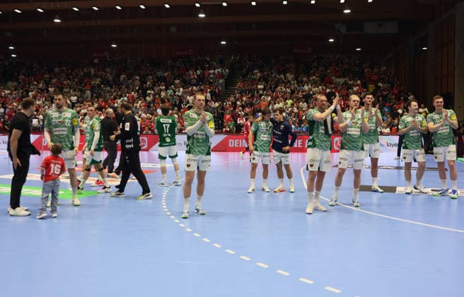 GER HBL Saison 2025 2026 MT Melsungen vs. FÜCHSE Berlin, 04.06.26, ROTHENBACH-HALLE, Kassel Team FÜCHSE Berlin, Applaus für die mitgereisten Fans