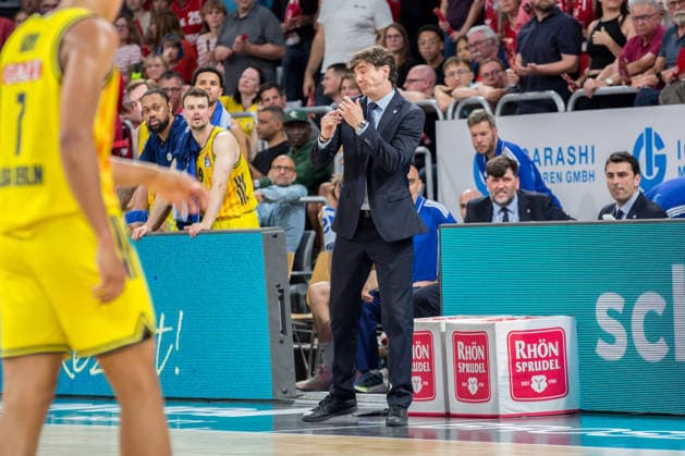 Bamberg, Deutschland 04. Juni 2026: 1. BBL Playoff Halbfinale - 2025 2026 - Sp. 3 - Bamberg Baskets gegen Alba Berlin Im Bild: Trainer Pedro Calles (Berlin) gestikuliert am Spielfeld Brose Arena Bayern Copyright: xFotostandx xSchmittx