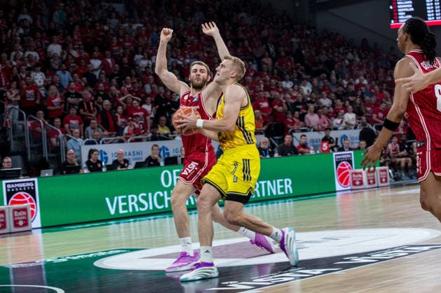 Bamberg, Deutschland 04. Juni 2026: 1. BBL Playoff Halbfinale - 2025 2026 - Sp. 3 - Bamberg Baskets gegen Alba Berlin Im Bild: v. li. Moritz Krimmer (Bamberg) gegen Sam Griesel (Berlin) Brose Arena Bayern Copyright: xFotostandx xSchmittx