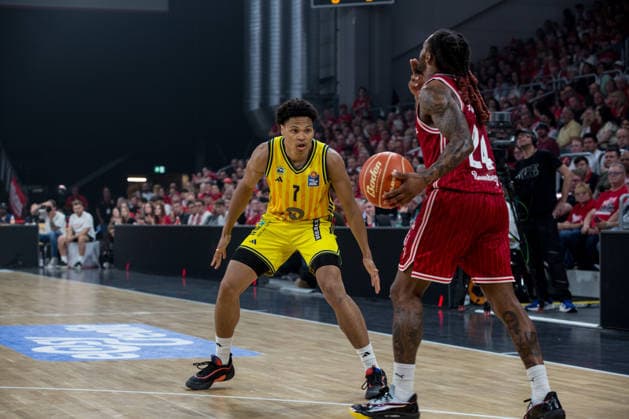 Bamberg, Deutschland 04. Juni 2026: 1. BBL Playoff Halbfinale - 2025 2026 - Sp. 3 - Bamberg Baskets gegen Alba Berlin Im Bild: v. li. Jack Kayil (Berlin) gegen Cobe Williams (Bamberg) Brose Arena Bayern Copyright: xFotostandx xSchmittx