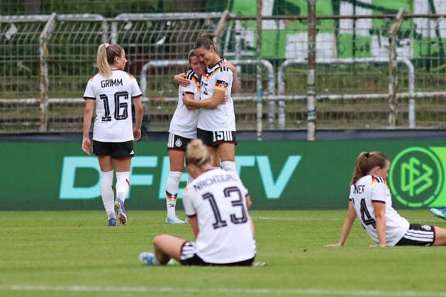 Fußball, U23-Frauen: Deutschland - Dänemark, 04.06.26 Sarah Mattner (7, Deutschland U23, SKN St. Pölten) und Selina Ostermeier (15, Deutschland U23, Bayer Leverkusen) freuen sich gemeinsam über den Sieg. Fußball, Testspiel U23-Frauen: Deutschland - Dänemark am 04.06.26 im Alfred-Kunze-Sportpark Leipzig-Leutzsch. Copyright: xBEAUTIFULxSPORTS JanxKaeferx