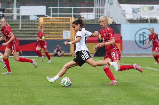 Fußball, U23-Frauen: Deutschland - Dänemark, 04.06.26 Ilayda Acikgöz (8, Deutschland U23, Eintracht Frankfurt) holt zum Schuss aus, dahinter Elvira Nejmann (18, Dänemark U23). Fußball, Testspiel U23-Frauen: Deutschland - Dänemark am 04.06.26 im Alfred-Kunze-Sportpark Leipzig-Leutzsch. Copyright: xBEAUTIFULxSPORTS JanxKaeferx