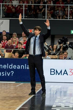Bamberg, Deutschland 04. Juni 2026: 1. BBL Playoff Halbfinale - 2025 2026 - Sp. 3 - Bamberg Baskets gegen Alba Berlin Im Bild: Trainer Pedro Calles (Berlin) gestikuliert am Spielfeld Brose Arena Bayern Copyright: xFotostandx xSchmittx