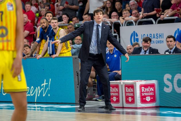 Bamberg, Deutschland 04. Juni 2026: 1. BBL Playoff Halbfinale - 2025 2026 - Sp. 3 - Bamberg Baskets gegen Alba Berlin Im Bild: Trainer Pedro Calles (Berlin) gestikuliert am Spielfeld Brose Arena Bayern Copyright: xFotostandx xSchmittx