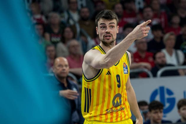 Bamberg, Deutschland 04. Juni 2026: 1. BBL Playoff Halbfinale - 2025 2026 - Sp. 3 - Bamberg Baskets gegen Alba Berlin Im Bild: Jonas Mattisseck (Berlin) zeigt mit der Hand Brose Arena Bayern Copyright: xFotostandx xSchmittx